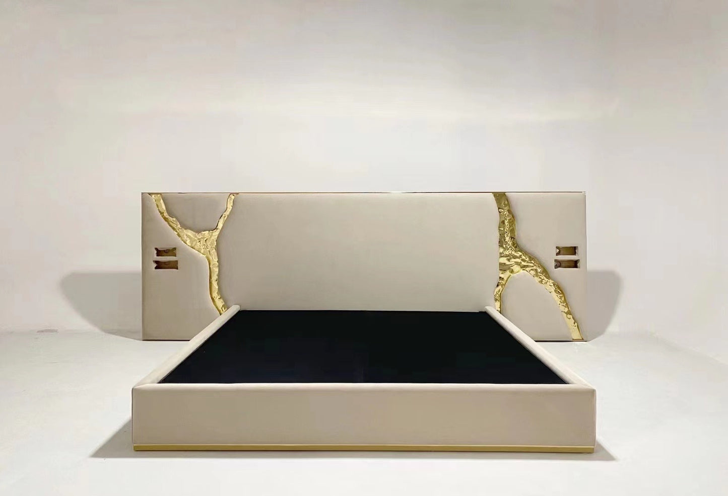 H.O.AK Elgonvalli couch